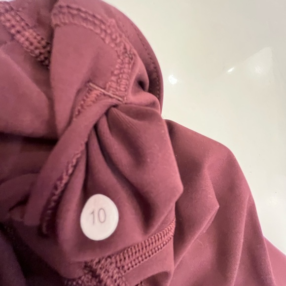 EUC Lululemon crop leggings with mesh detail - Picture 6 of 10